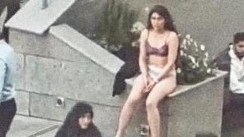 Autoritățile din Iran anunță că Ahou Daryaei, studenta care s-a dezbrăcat în semn de protest împotriva obligativității purtării vălului, a fost internată la psihiatrie / ”A încălcat legea”