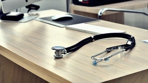 „Companiile vor să scape de oile negre": în Germania, detectivii privați urmăresc angajații care își iau concedii medicale, pentru a verifica dacă sunt într-adevăr bolnavi