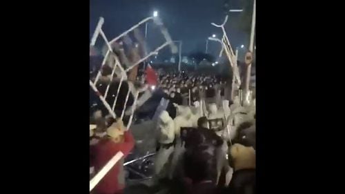 China: A început carantina în jurul „Orașului iPhone”, cea mai mare fabrică de telefoane Apple din lume