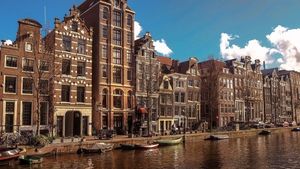 Locuitorii din centrul istoric din Amsterdam își vor putea închiria, din nou, casele în scop turistic