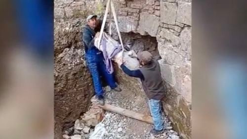 Două statui din piatră, cioplite în urmă cu peste 650 de ani, descoperite la Oradea, într-un zid / Statuile reprezintă doi apostoli și au fost parte din altarul fostei catedrale gotice / Aici sunt îngropați 4 regi