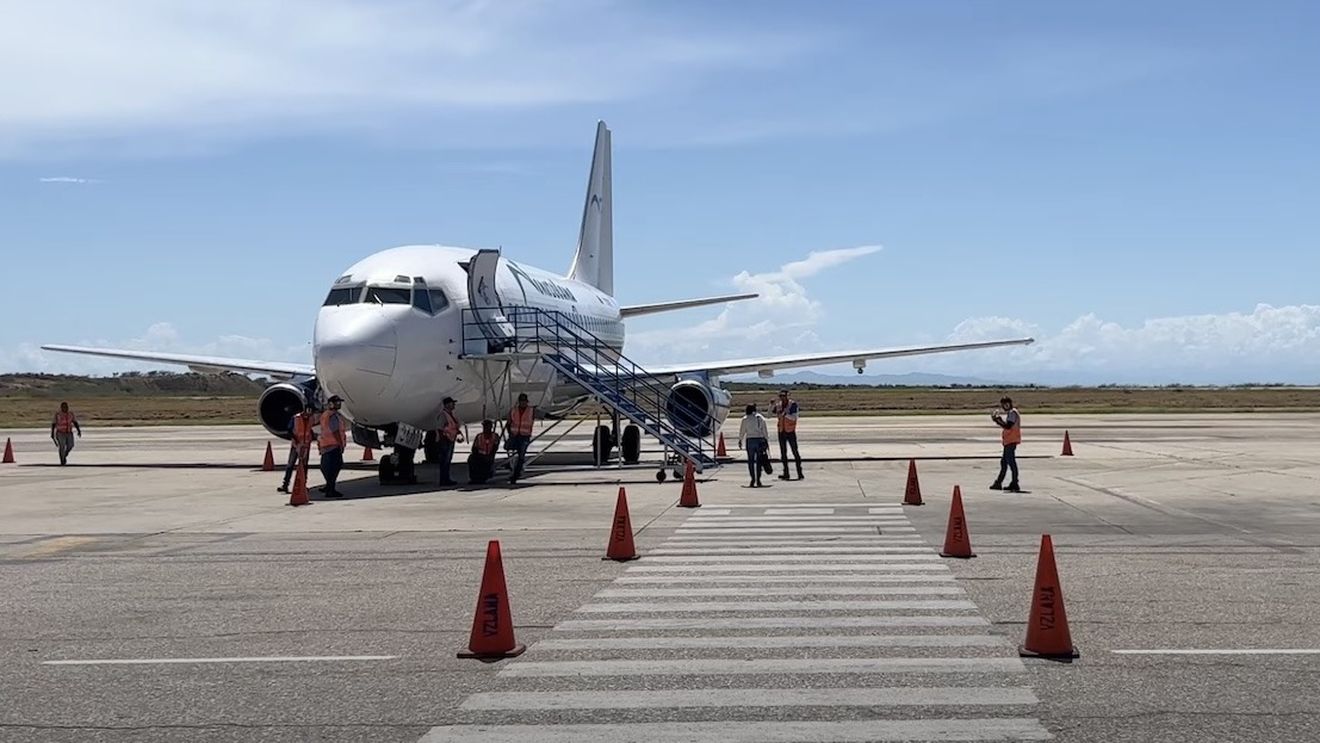 Un Boeing 737-200 este cel mai vechi avion de pasageri din lume care încă zboară / Are aproape jumătate de secol și este urmărit de fani pentru a prinde un zbor cu el