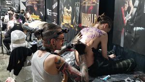 Cum a început arta tatuajului în România: „Primul meu tatuaj a fost făcut cu arsură de bocanc și urină”, „Un prieten a furat un aparat de epilat de la soră-sa și a făcut din el aparat de tatuat” / Povești cu artiștii old school ai tatuajului din Timișoara
