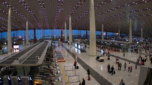 Aeroporturile din Beijing au anulat sute de zboruri pentru a opri apariția unor focare sporadice de COVID-19