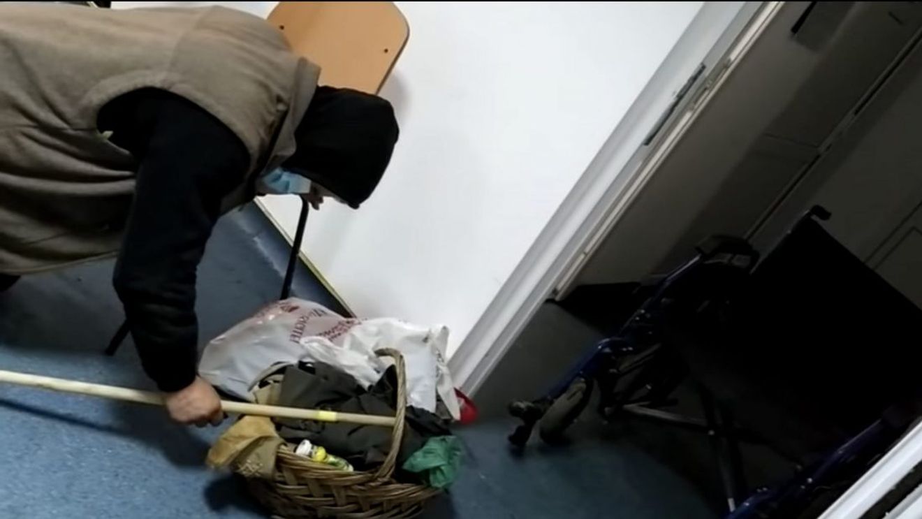 VIDEO Un bătrân căzut în genunchi pe holurile unui spital din Corabia este lăsat să agonizeze fără a primi ajutor. Vârstnicul, care spune că a suferit un accident vascular, abia se poate mişca