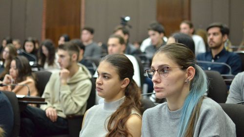 Tineri la vot: Dezbatere G4Media și Info Sud-Est cu studenții din Constanța și parlamentari europeni despre importanța participării la alegerile din iunie