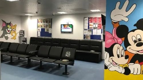 Picturi murale cu Mickey Mouse și Baloo de la un centru de primire a copiilor imigranți, îndepărtate la ordinul ministrului imigrației / Au fost considerate prea primitoare
