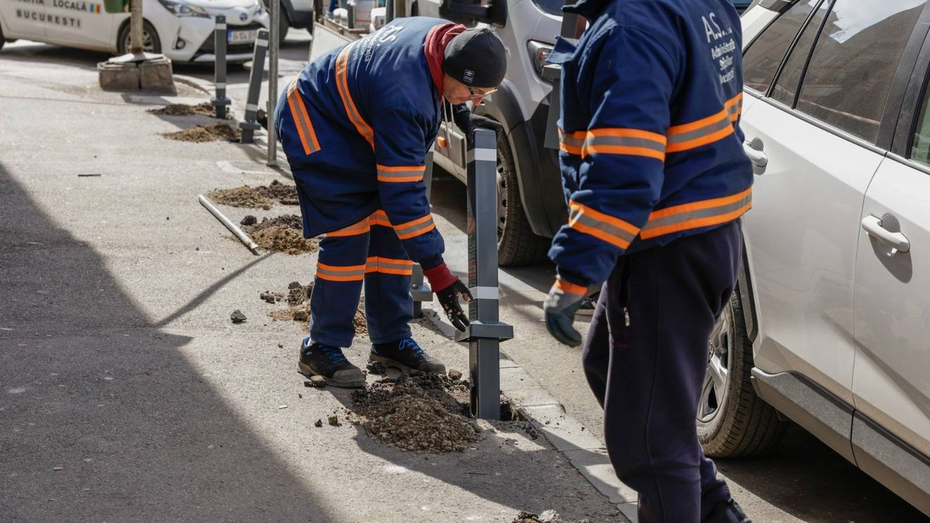 Primăria Municipiului Bucureşti a montat stâlpişori în zona Sălii Palatului pentru a evita accesul maşinilor pe trotuare