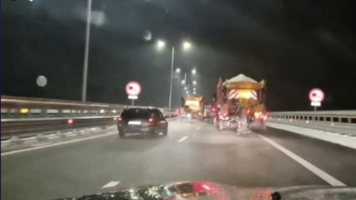 VIDEO Ploaie înghețată pe mai multe drumuri din centrul țării. Materialele antiderapante sunt imediat acoperite de gheață, avertizează Direcția Regională de Drumuri și Poduri Brașov