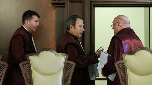 BREAKING Curtea Constituțională revine cu precizări după decizia care ar putea scăpa mai mulți inculpați și lasă Guvernului și Parlamentului timp sa intervină înainte de a publica decizia în Monitorul Oficial