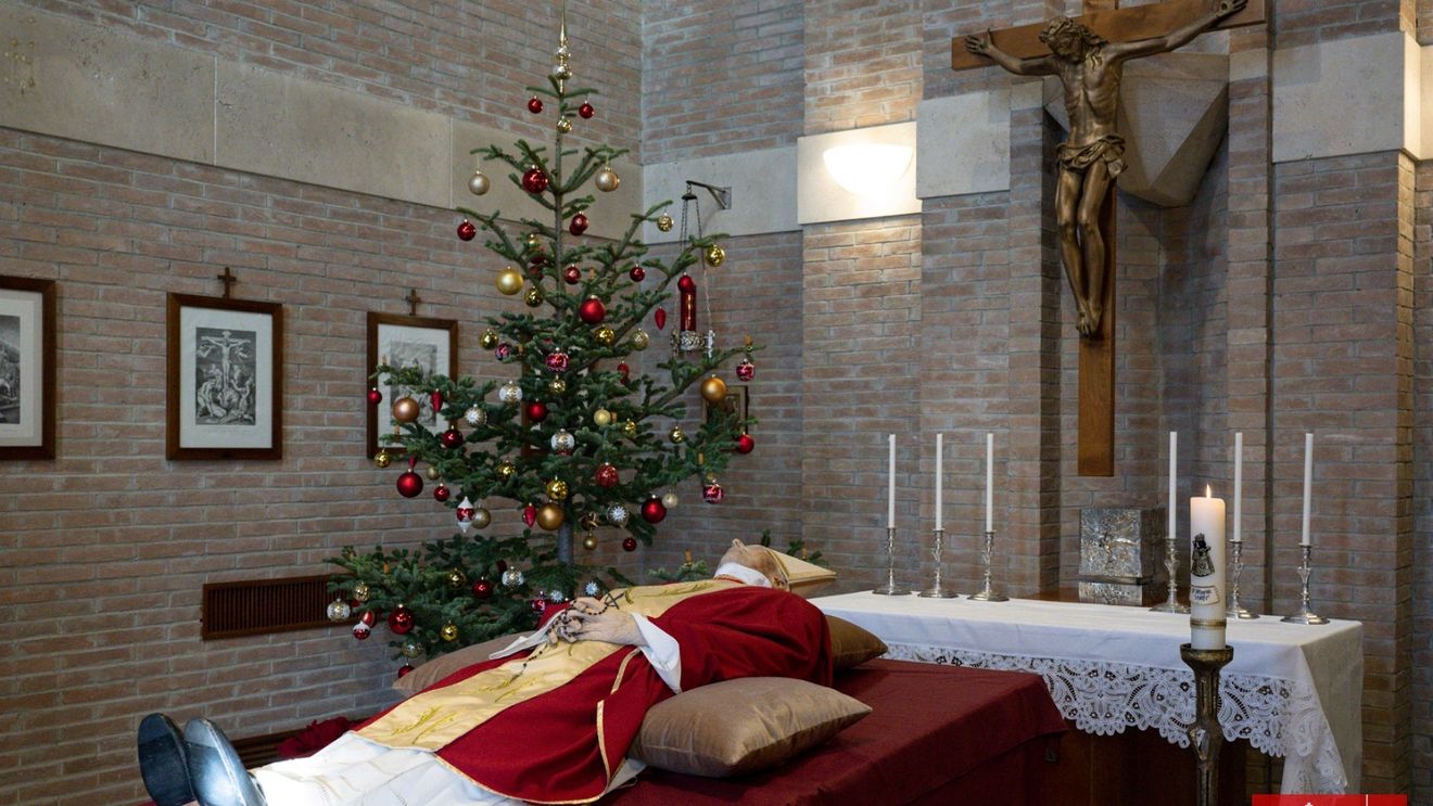 Vatican: Au fost difuzate primele fotografii cu trupul fostului papă Benedict al XVI-lea, care a încetat din viaţă sâmbătă la vârsta de 95 de ani