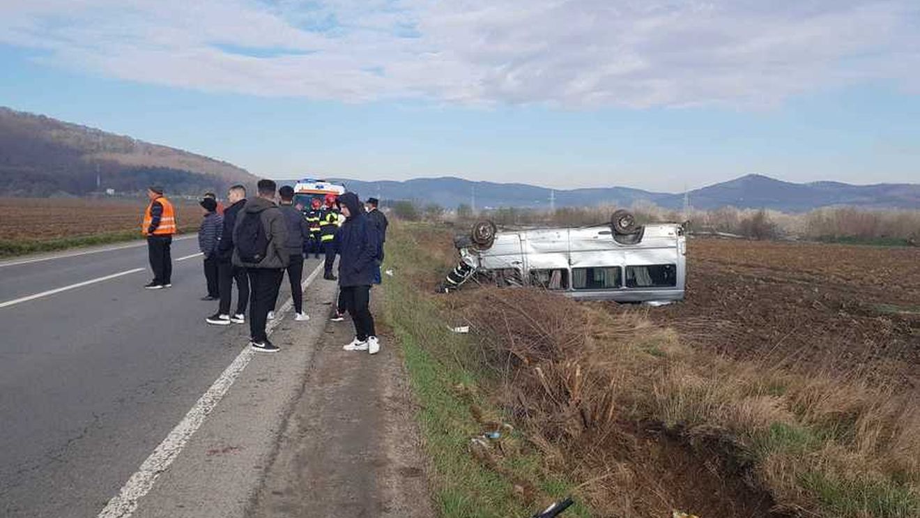 Microbuz în care se aflau 12 persoane, între care un copil, răsturnat pe DN 14, în Sibiu/ Mai multe persoane primesc îngrijiri medicale