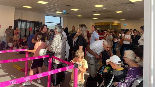 Pasageri puși să aștepte 12 ore în Aeroportul din Cluj, după ce o aeronavă Ryanair s-ar fi defectat. Din pricina nervozității oamenilor a fost solicitată intervenția Poliției Aeroportului