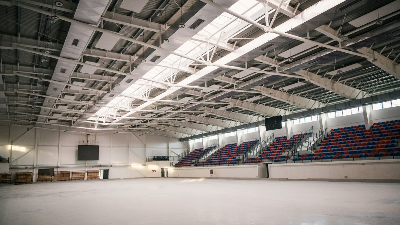 Lucrările la patinoarul artificial acoperit din Târgu Mureș, aproape de finalizare  / Ministrul Cseke Attila: O bază sportivă multifuncțională care va contribui la dezvoltarea sportului și a comunității locale, prin găzduirea unor competiții naționale și internaționale
