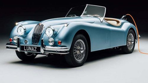 David Beckham le-a făcut cadou de nuntă fiului său Brooklyn şi Nicolei Peltz un automobil Jaguar de epocă de 500.000 de lire sterline/ Motorul a fost înlocuit cu unul electric