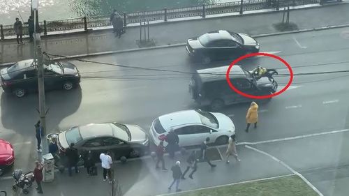 VIDEO Șoferul care a agresat un biciclist în trafic și a condus cu acesta pe capotă a fost reținut pentru 24 de ore