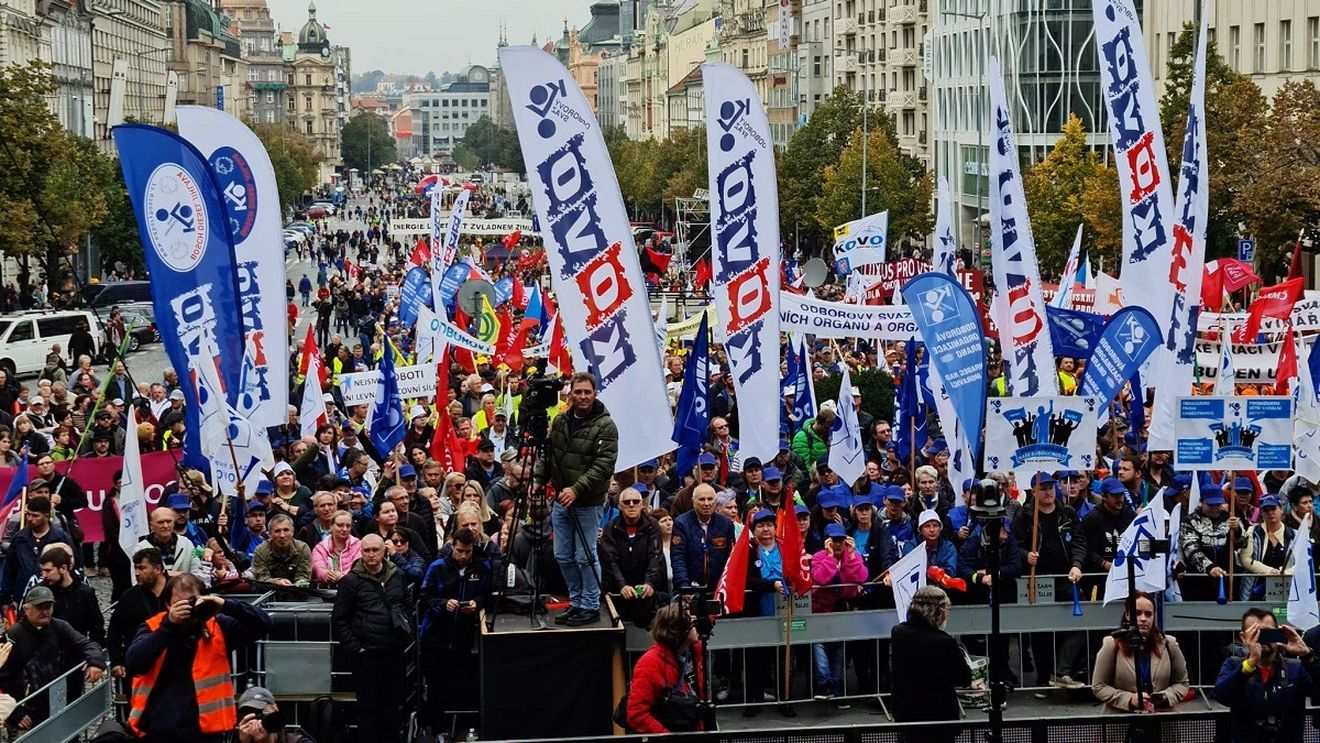 Mii de oameni la proteste „împotriva sărăciei”, la Praga și la Bratislava