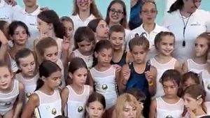 VIDEO | Stema României Socialiste pe costumele gimnastelor care au evoluat la inaugurarea sălii „Nadia Comăneci din Otopeni” / Fundația Țiriac: „Fetițele au purtat costume care au evocat ținuta Nadiei de la Montreal”