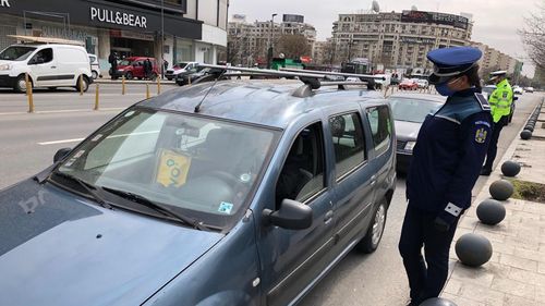 Acţiuni ale poliţiştilor în weekend în București - aproape 100 de amenzi totalizând 123.000 de lei, 17 infracţiuni constatate, cele mai multe pentru conducere sub influenţa alcoolului, 53 de permise reţinute, aproape jumătate tot pentru consum de alcool