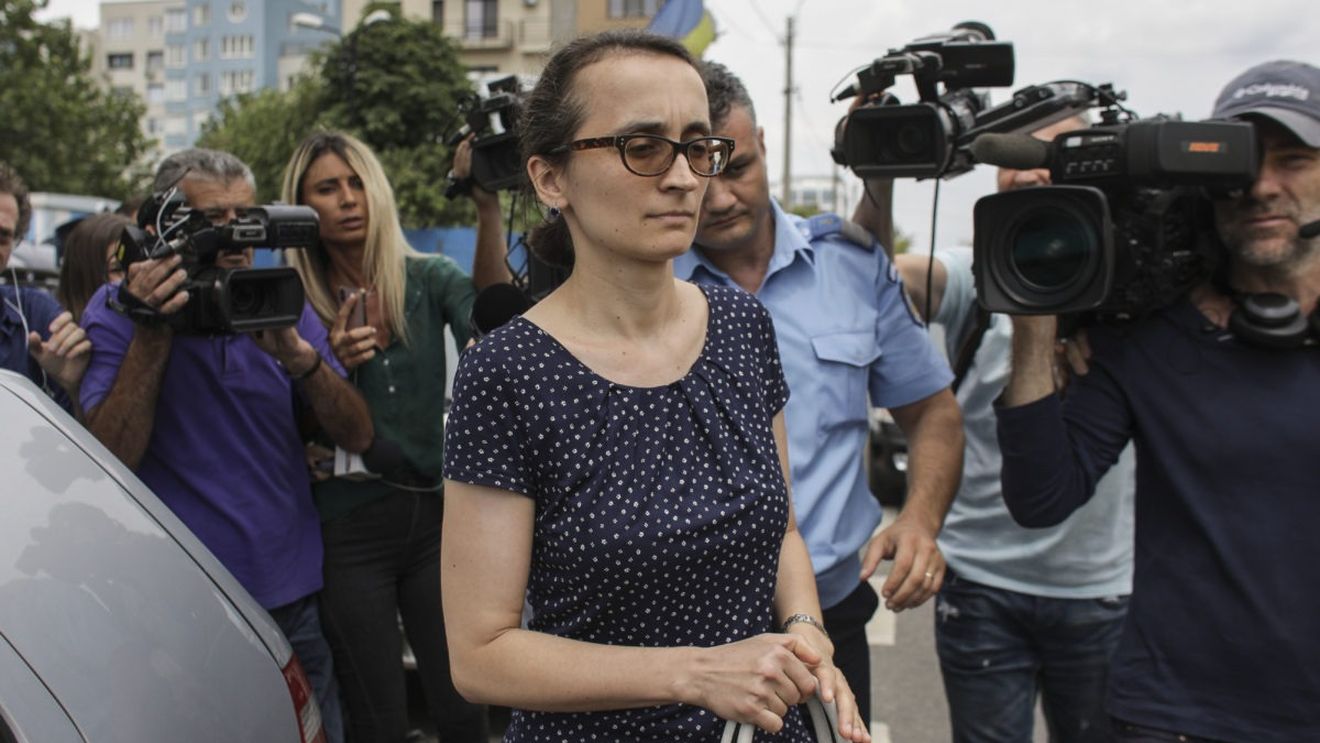 SURSE Secția specială a pus-o sub urmărire penală pe procuroarea care a preluat brutal fetiţa de 8 ani de la asistentul maternal din Baia de Aramă