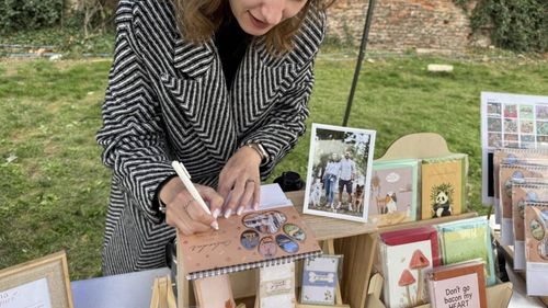 De la cățelușele Zira și Luna, la o lume plină de culoare. Povestea Georgianei Zlibuț, artista care desenează din iubire pentru animale (VIDEO)