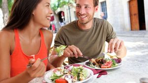 Carne sau pește? Deși ambele sunt surse de proteine și oferă nutrienți, diferențele nu ar trebui ignorate / Ghid pentru o nutriție echilibrată