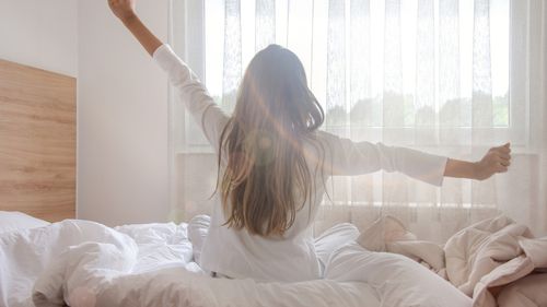 „Bea apă”, „evită zahărul” și alte cinci lucruri pe care le poți face când te trezești dacă încerci să slăbești – recomandări de la dieteticieni