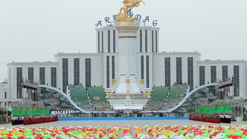 Turkmenistanul a construit un oraș alb și numai cu clădiri de șapte etaje, dedicat liderului autoritar al țării