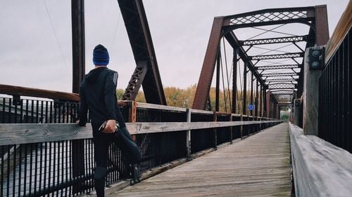 STUDIU: Activitatea fizică poate să atenueze consecințele negative ale singurătății