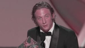 Premiile Emmy 2024: De ce a fost cenzurat Jeremy Allen White din „The Bear” în timpul discursului său