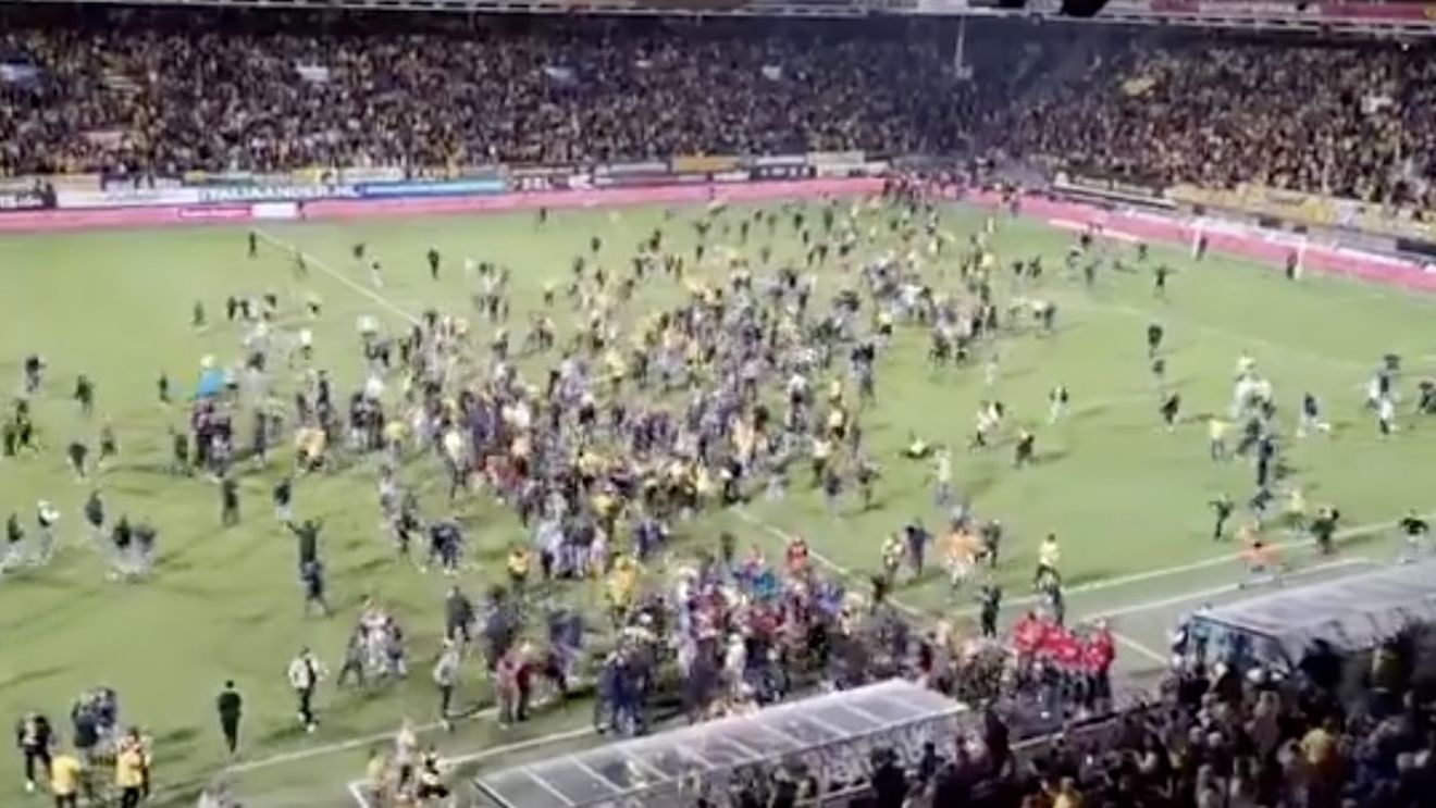 VIDEO Gafă de proporţii în Ţările de Jos: Crainicul stadionului echipei Roda Kerkrade a anunţat eronat promovarea clubului în primul eşalon / Suporterii au invadat terenul 