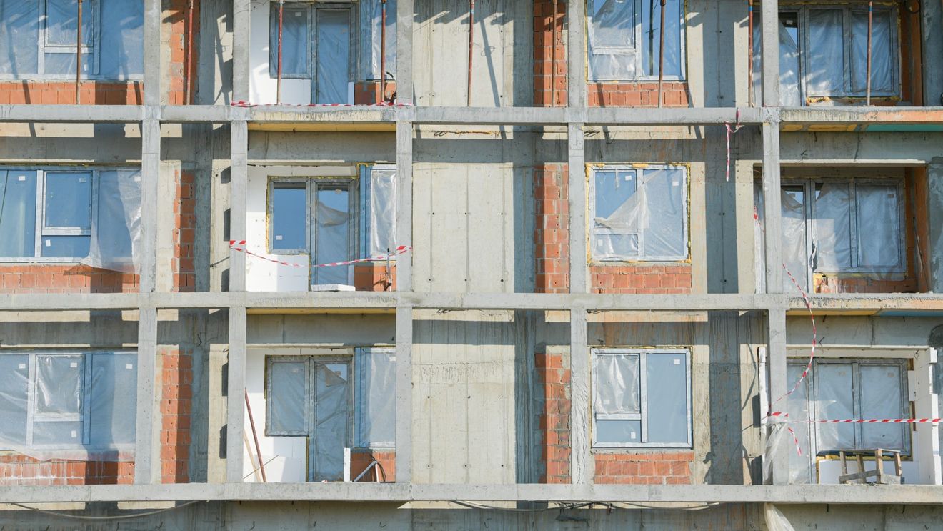 Analiză din piața imobiliară: Tranzacțiile de apartamente s-au diminuat semnificativ în România, iar achizițiile de locuințe cu finanțare bancară continuă să scadă/ Evoluția anuală a creditelor pentru locuințe va intra în teritoriu negativ