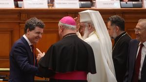 ULTIMA ORĂ Curtea Constituțională a respins o altă sesizare a președintelui Nicușor Dan la o lege inițiată de către deputatul Silviu Vexler / Legea extinde sancțiunile față de persoanele care se dau preoți și pentru profesiile de rabin, imam sau alte funcții asimilate