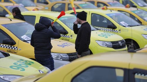 Taximetriștii amenință că intră în greva foamei dacă Guvernul va reglementa prin OUG activitatea companiilor de ridesharing precum Uber, Bolt sau Clever