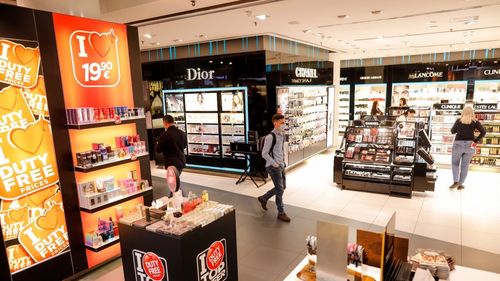 ANALIZĂ Miza dosarului de corupție din Aeroportul Otopeni: cum s-a ajuns ca o licitație programată încă din 2021 pentru gestionarea magazinelor și restaurantelor să fie amânată peste doi ani / Profituri uriașe obținute de cele două cvasi-monopoluri din aeroport / Ce spun Grindeanu, Drulă și Chirițoiu