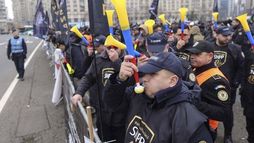 VIDEO Polițiștii din penitenciare și reprezentanții studenților protestează în fața Guvernului / Sindicaliștii din învățământ, asistență socială, primării amenință cu manifestații din cauza ordonanței austerității