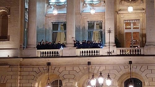 VIDEO Jucătorii Franţei, vicecampioana mondială, aclamaţi de zeci de mii de suporteri în Place de la Concorde