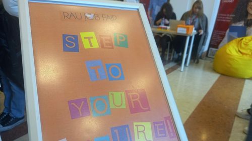 VIDEO Ce așteaptă studenții de la viitorii angajatori: mentorat, flexibilitate, un mediu cu oportunități/ Ce spun managerii de resurse umane și ce răspunde ChatGPT