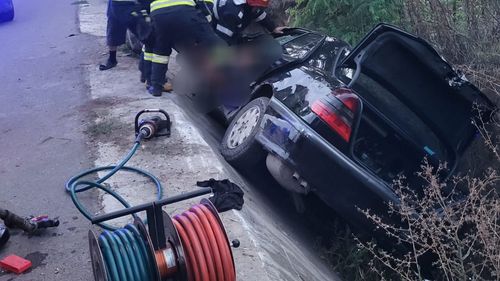 Doi bărbaţi şi un copil de un an au murit după ce maşina în care se aflau s-a răsturnat într-un şanţ, în județul Botoșani. Un copil de zece ani a scăpat cu viaţă