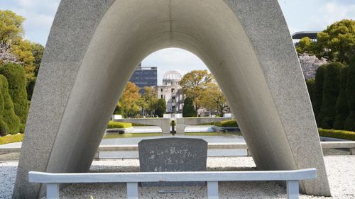 Premiul Nobel pentru Pace a fost atribuit în 2024 organizaţiei japoneze Nihon Hidankyo, o mișcare creată de supravieţuitorii bombelor atomice lansate la Hiroshima şi Nagasaki. Organizația militează pentru o lume fără arme nucleare