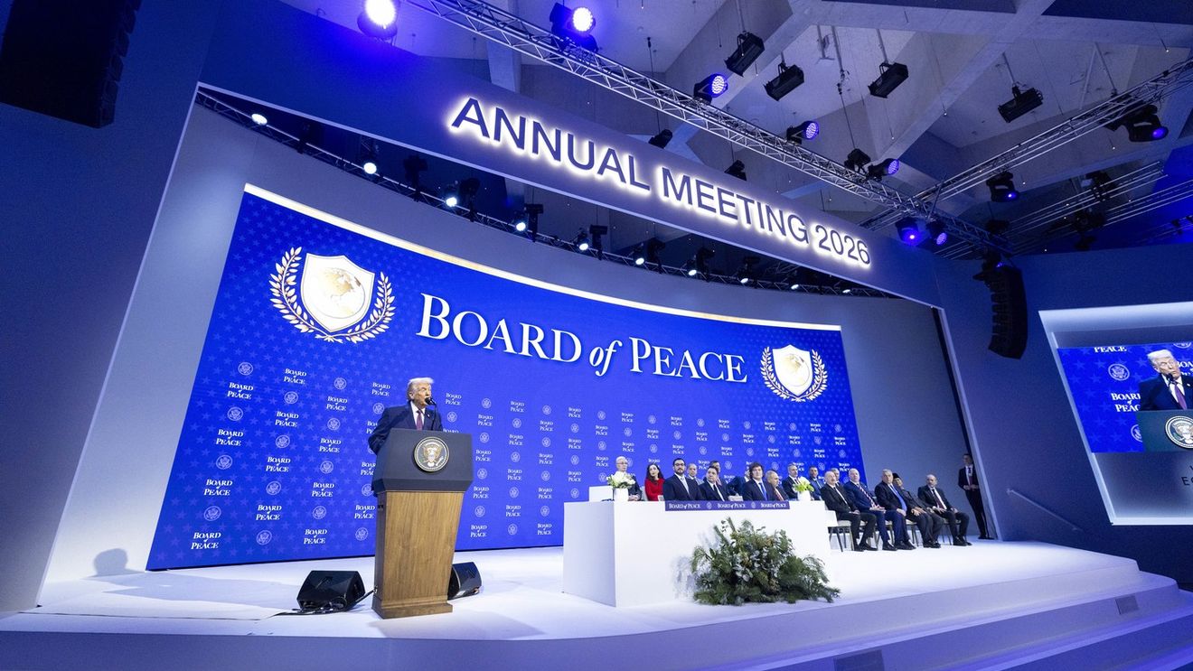 Logo-ul Consiliului pentru Pace prezentat de Trump la Davos, asemănător cu cel al ONU