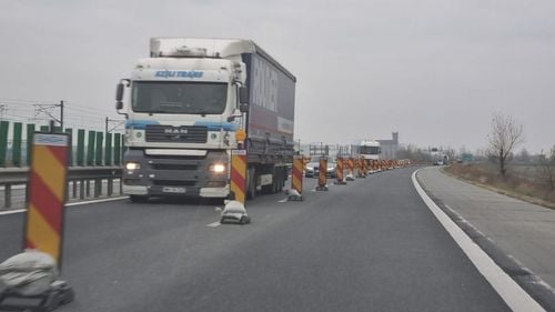 Trafic blocat pe Autostrada Bucureşti – Constanţa: Un TIR şi un utilaj de împrăştiere material antiderapant au făcut accident