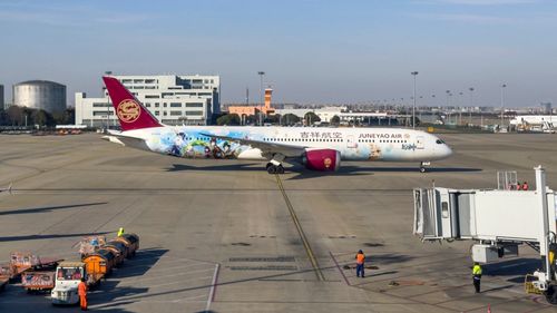 Furie în China după ce două femei au închis o fetiță care plângea în toaleta unui avion/ Ele au spus că au vrut să calmeze copilul și să lase ceilalți pasageri să se odihnească