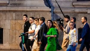 EXCLUSIV Toți oamenii președintelui / Curiosul caz al pozelor false din 2025 în care apar Nicușor Dan, Victor Ponta și Florian Coldea interpretați de actori