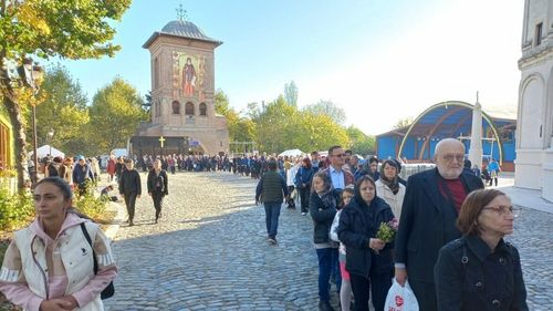 Sute de pelerini la Dealul Patriarhiei, în a doua zi de pelerinaj dedicat Sfântului Dimitrie Ocrotitorul Capitalei