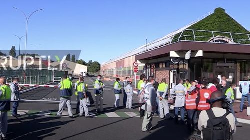 Conducerea Renault neagă că statul i-ar fi impus condiții în schimbul împrumutului garantat în valoare de 5 miliarde de euro. Compania are un plan de reorganizare care implică și concedieri masive