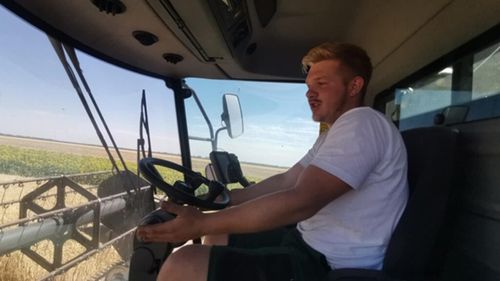 FOTO VIDEO | Student la două facultăți și fermier pe timpul verii/ Max Jakoby, tânărul care conduce combina în pusta Banatului