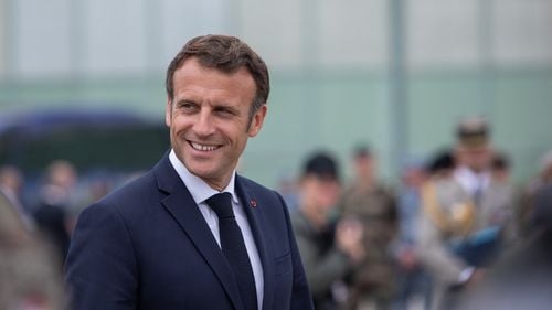 Președintele Macron a refuzat să doarmă la hotel și și-a petrecut noaptea într-un cort militar din Baza Mihail Kogălniceanu - presa franceză