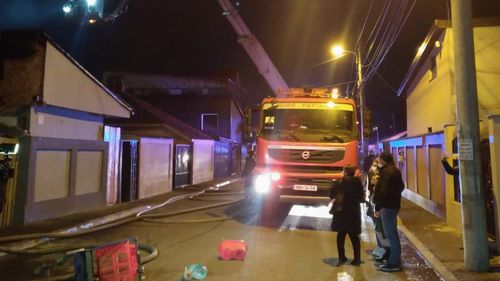 Incendiu puternic în Sectorul 5 din Capitală: Au ars patru case, o persoană a fost rănită