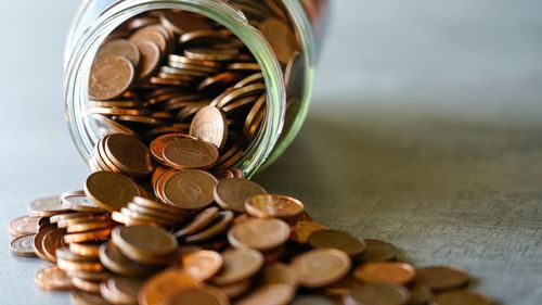 Bulgarii încearcă să scape de mărunțișul strâns de-a lungul anilor înainte de adoptarea euro și vin la magazine cu borcane pline de monede / Comercianții spun că legea le dă voie să refuze plățile făcute cu mai mult de 50 de monede